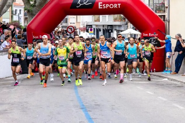 Imagen: Grupo de corredores tomando la salida en la carrera popular Volta a Peu a Pego.