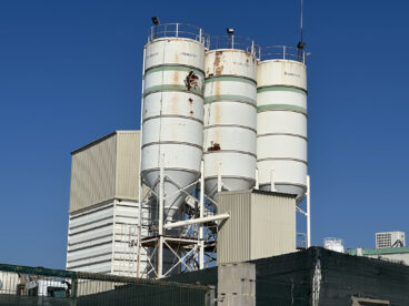 Silos en el polígono industrial del Verger