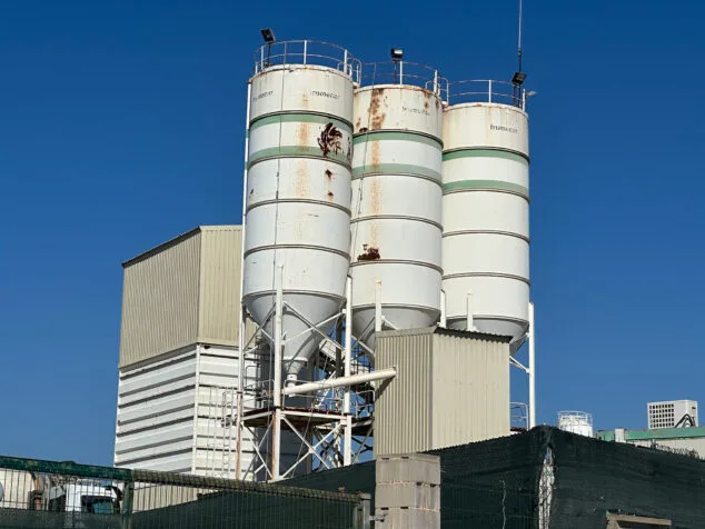 La Marina Alta que fabrica: el sector invisible que puede salvar a la comarca del «monocultivo» turístico 6 Imagen: Silos en el polígono industrial del Verger