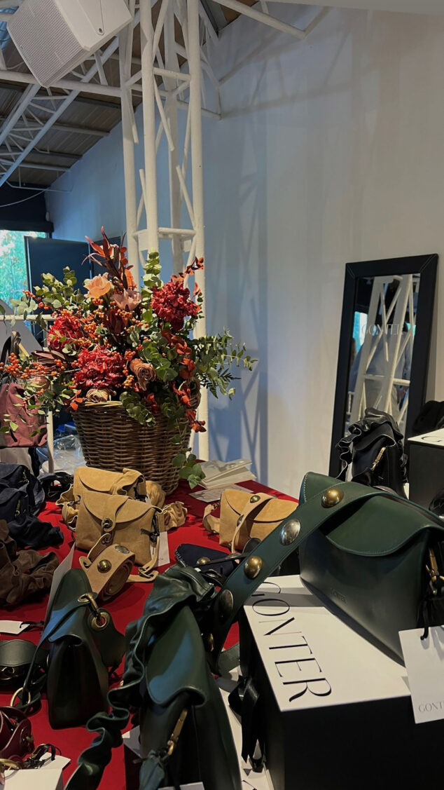 Diseño artesanal y «consumo consciente» desde Xaló: Cristina González y la marca de bolsos que no sigue tendencias 7 Imagen: Stand de Gonter