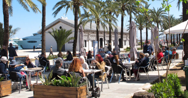 terraza en la zona portuaria de denia archivo