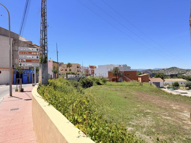 Terrenos vacíos en Benitatxell destinados a la construcción del futuro centro cultural.