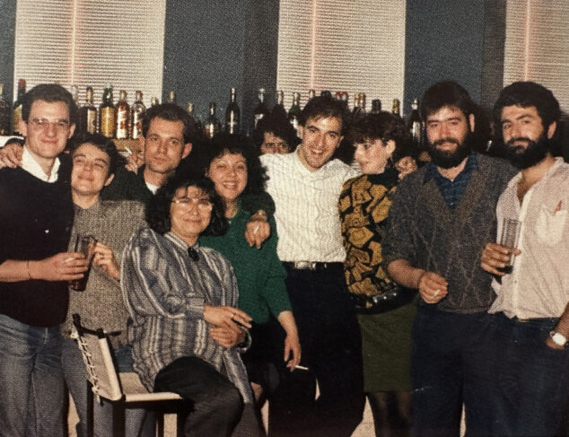 Imagen: Un grupo de amigos en la discoteca Menphis de Dénia - Imagen del libro '150 anys de música i ball a la Marina Alta'