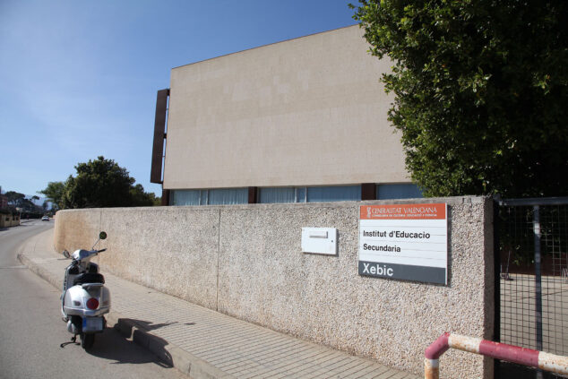 El equipo directivo del IES Xebic de Ondara presenta su dimisión en plena huelga y tras años de saturación 1 Imagen: Una de las entradas al IES Xebic de Ondara