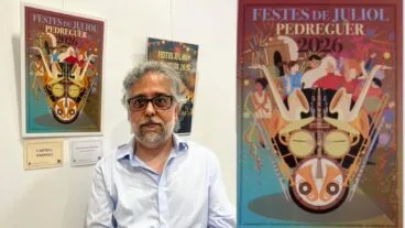 Vicente Costa Llorens de pie frente al cartel ganador de las Fiestas de Julio de Pedreguer 2026, titulado "Fent Banda per Bou".
