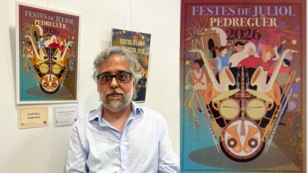 Vicente Costa Llorens de pie frente al cartel ganador de las Fiestas de Julio de Pedreguer 2026, titulado "Fent Banda per Bou".