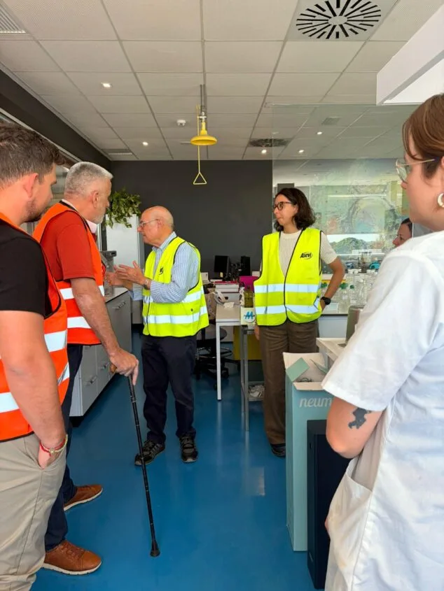 Imagen: El alcalde de Pego visita las instalaciones de la empresa ASEVI.