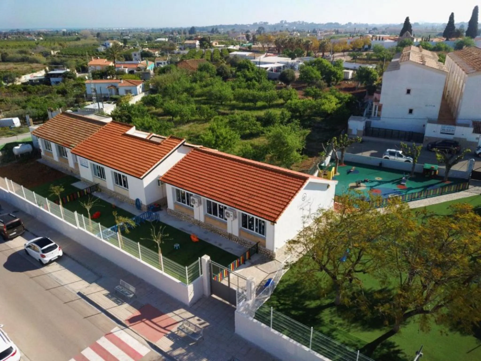 Vista aérea de la Escuela Infantil Municipal Joaquina Gavilà de Ondara con su patio de juegos