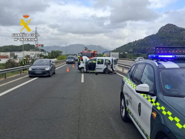 Imagen: Vista del lugar del accidente de tráfico en la autopista AP7 con agentes de la Guardia Civil.