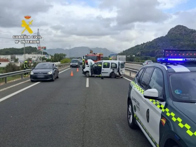 Imatge: Vista del lloc de l'accident de trànsit a l'autopista AP7 amb agents de la Guàrdia Civil.