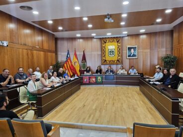 Representantes del gobierno de Calp y sindicatos posan tras acordar la carrera profesional.