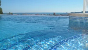 Agua transparente de piscina en la Marina Alta tras la limpieza de calima