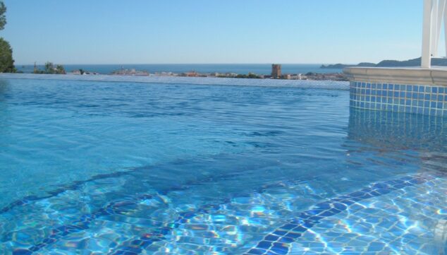 agua transparente de piscina en la marina alta tras la limpieza de calima