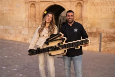 Àlex Blanquer y Rubén Fenollar sostienen el logo del programa 'Sabors de sempre'.