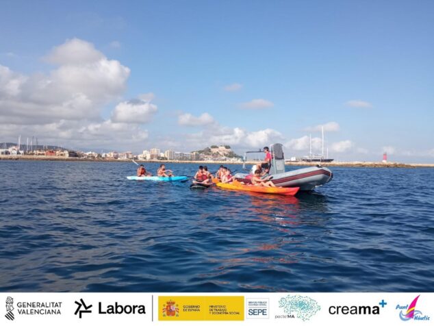 'Dia Blau': la nueva propuesta que acerca el mar a toda la Marina Alta 2 Imagen: Jóvenes en kayaks y una lancha neumática en el mar durante el 'Dia Blau'.