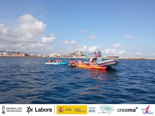 'Dia Blau': la nueva propuesta que acerca el mar a toda la Marina Alta 2 Imagen: Jóvenes en kayaks y una lancha neumática en el mar durante el 'Dia Blau'.