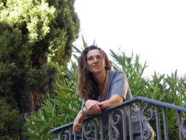 'Un hotel en Cabo de Palos', la novela de la escritora de Pego Ana Alemany sobre el duelo y las segundas oportunidades 2 Retrato de la autora Ana Alemany en exteriores.