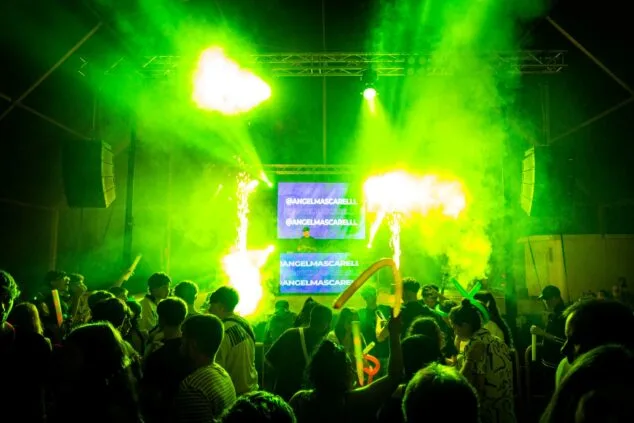 De pinchar en su habitación a actuar por la comarca: la historia de un DJ emergente de Beniarbeig 3 Imagen: Ángel Mascarell durante una actuación ante el público