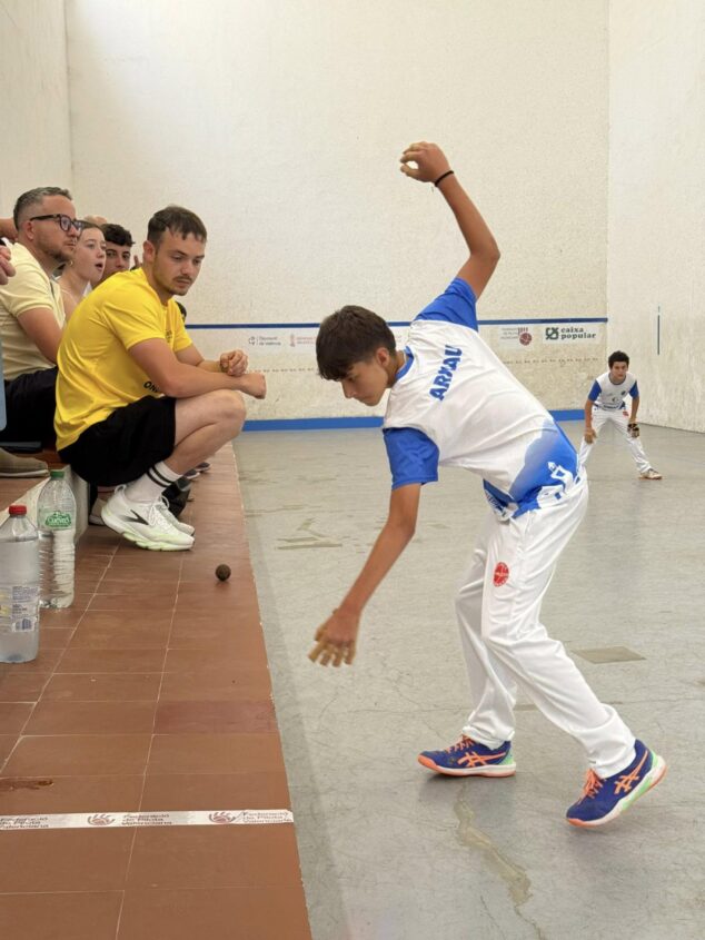 La Escola Municipal de Pilota d'Ondara, campeona autonómica alevín de escala i corda en los JECV 2 Imagen: Un joven jugador de pilota valenciana, Arnau Montilla, golpea la pelota en un trinquet durante un partido.