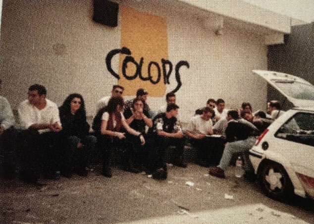 Imagen: Asistentes a la sala Colors en Gata de Gorgos - Imagen del libro '150 anys de música i ball a la Marina Alta'