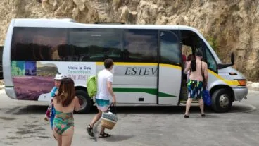 Autobús lanzadera gratuito en Benitatxell recogiendo pasajeros para ir a la cala del Moraig.
