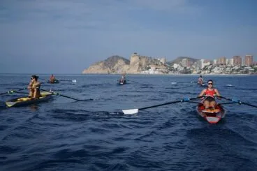 Varios remeros compitiendo en sus embarcaciones individuales durante el Campeonato Autonómico de Remo de Mar en Benidorm.