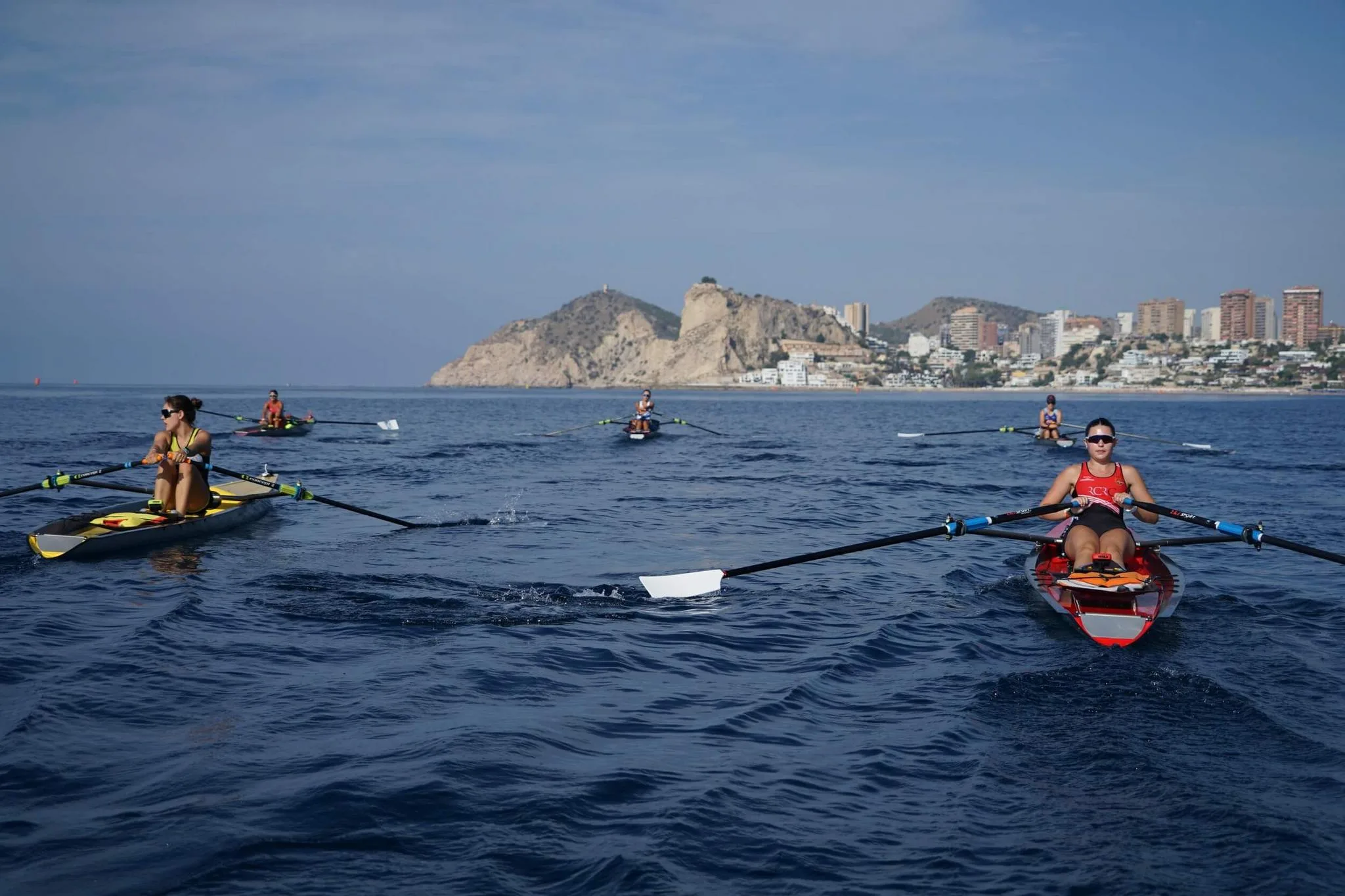 Varios remeros compitiendo en sus embarcaciones individuales durante el Campeonato Autonómico de Remo de Mar en Benidorm.