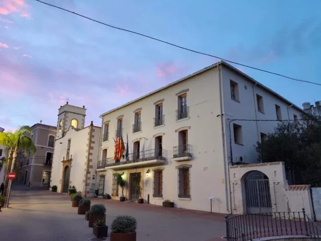 Imagen: Vista de la fachada principal del edificio del Ayuntamiento de Ondara.