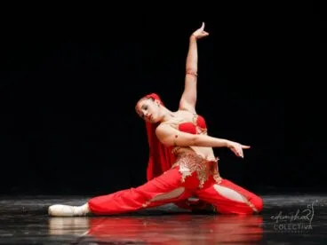Beniarbeig acogerá una gala de ballet solidaria en homenaje a Sara Serra Costa 2 Bailarina de ballet con traje rojo actuando sobre un escenario oscuro.