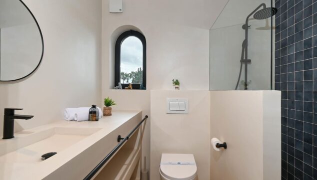 bano moderno de estilo mediterraneo