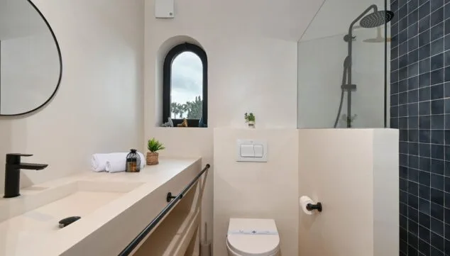 bano moderno de estilo mediterraneo
