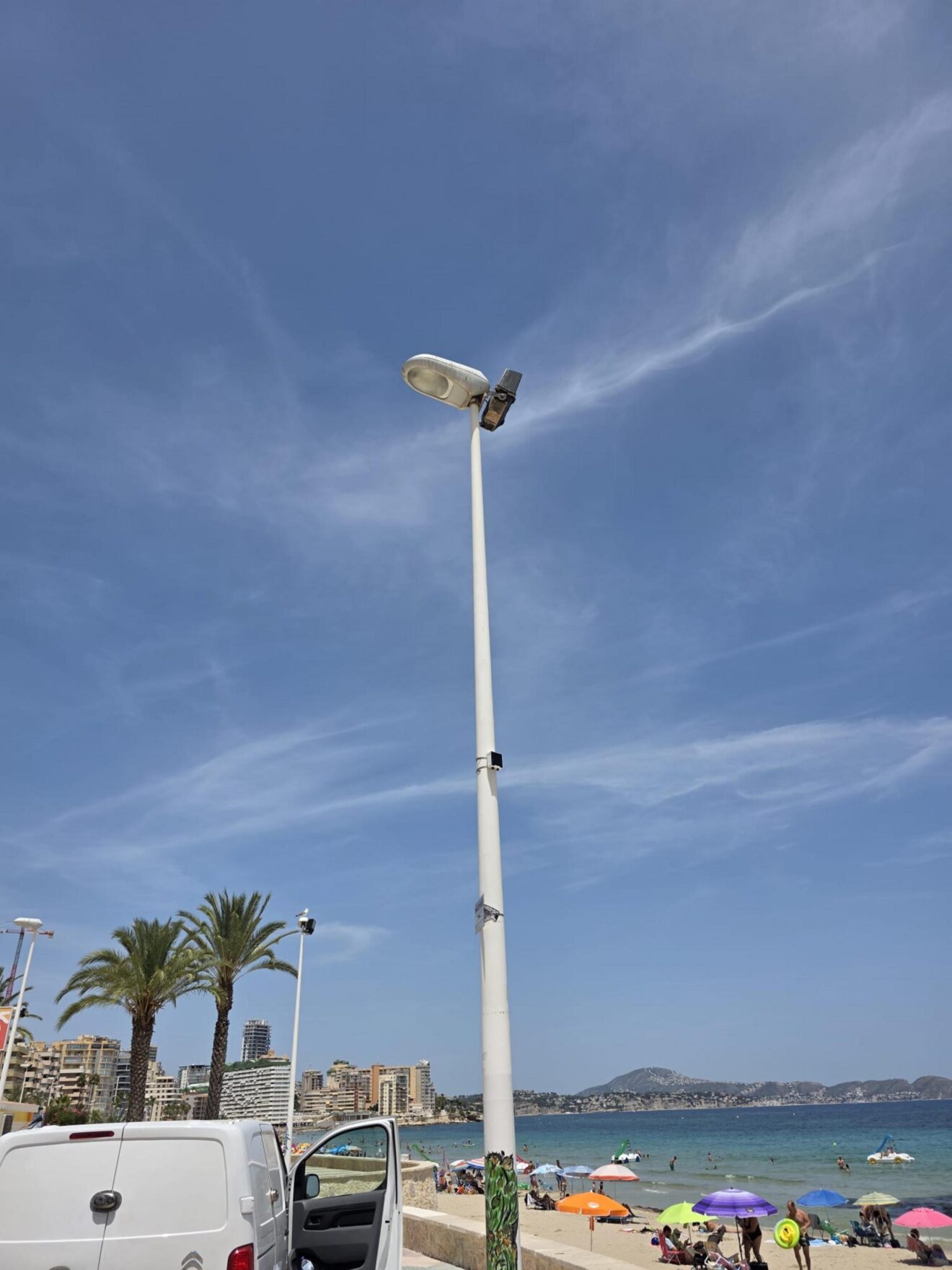 Estación de monitorización ambiental en una playa de Calp