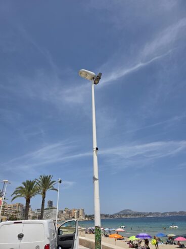 Estación de monitorización ambiental en una playa de Calp