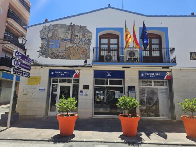 Calp actuará de urgencia para restaurar el emblemático mosaico de Gastón Castelló 1 Imagen: Fachada del edificio Tourist Info Calp con el gran mosaico mural de Gastón Castelló situado sobre la entrada principal y las banderas oficiales en el balcón.