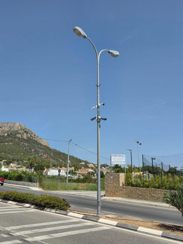 Imagen: Cámaras de videovigilancia instaladas en una farola en Calp.