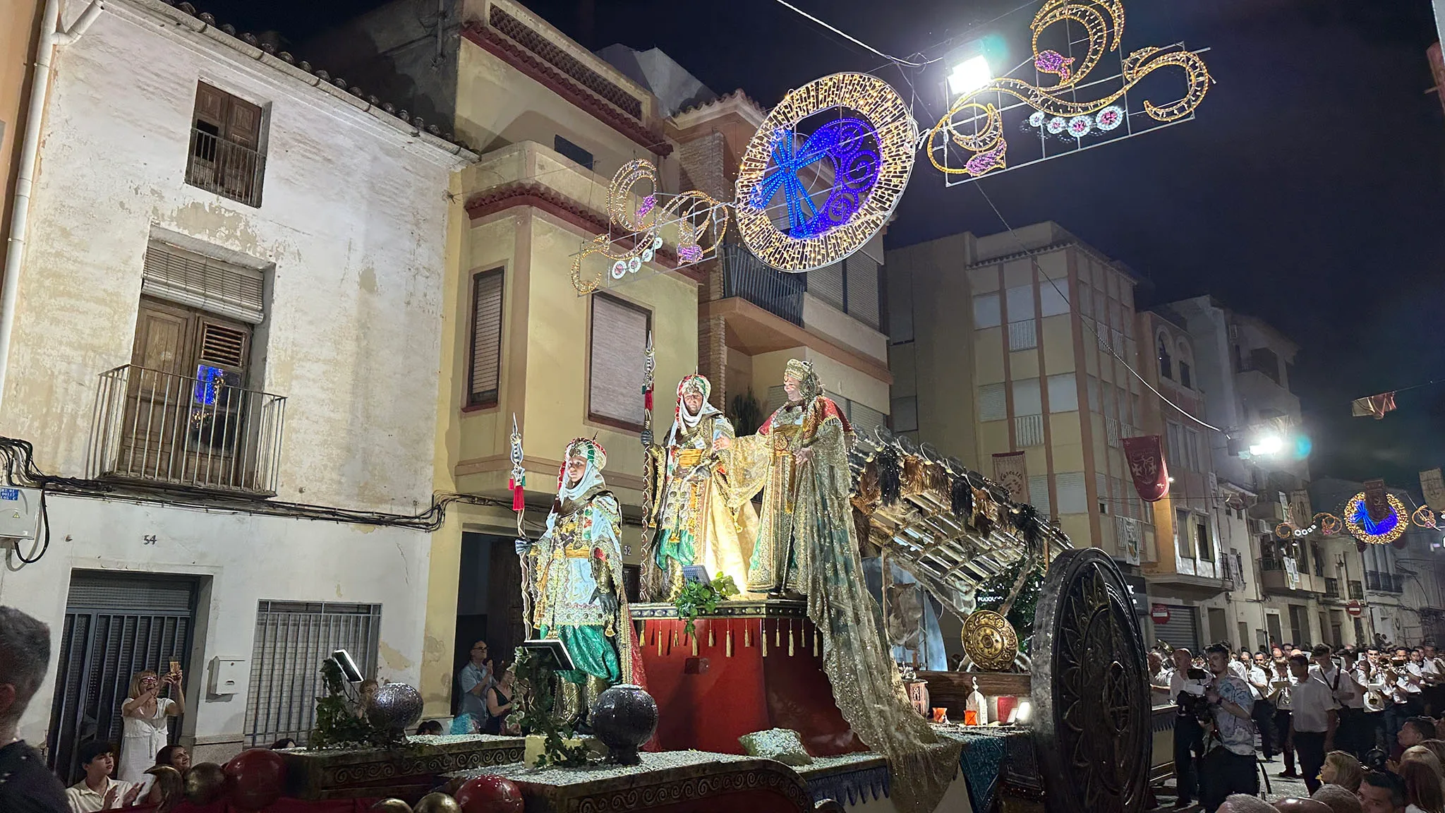 capita moro de la fila feixucs la favorita y nieto en la entrada de moros y cristianos de pego 2026
