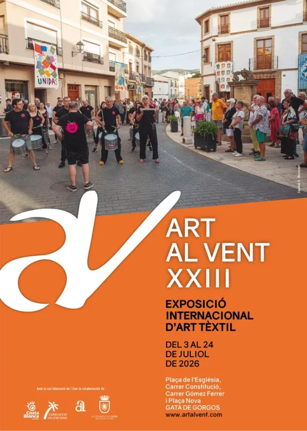 Imagen: Cartel naranja y blanco de Art al Vent XXIII Gata de Gorgos 2026, con texto informativo y una foto de una batucada en una calle decorada.