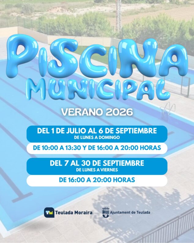 Imagen: Cartel informativo de la Piscina Municipal de Teulada Moraira Verano 2026 con fechas y horarios de apertura y logos institucionales.
