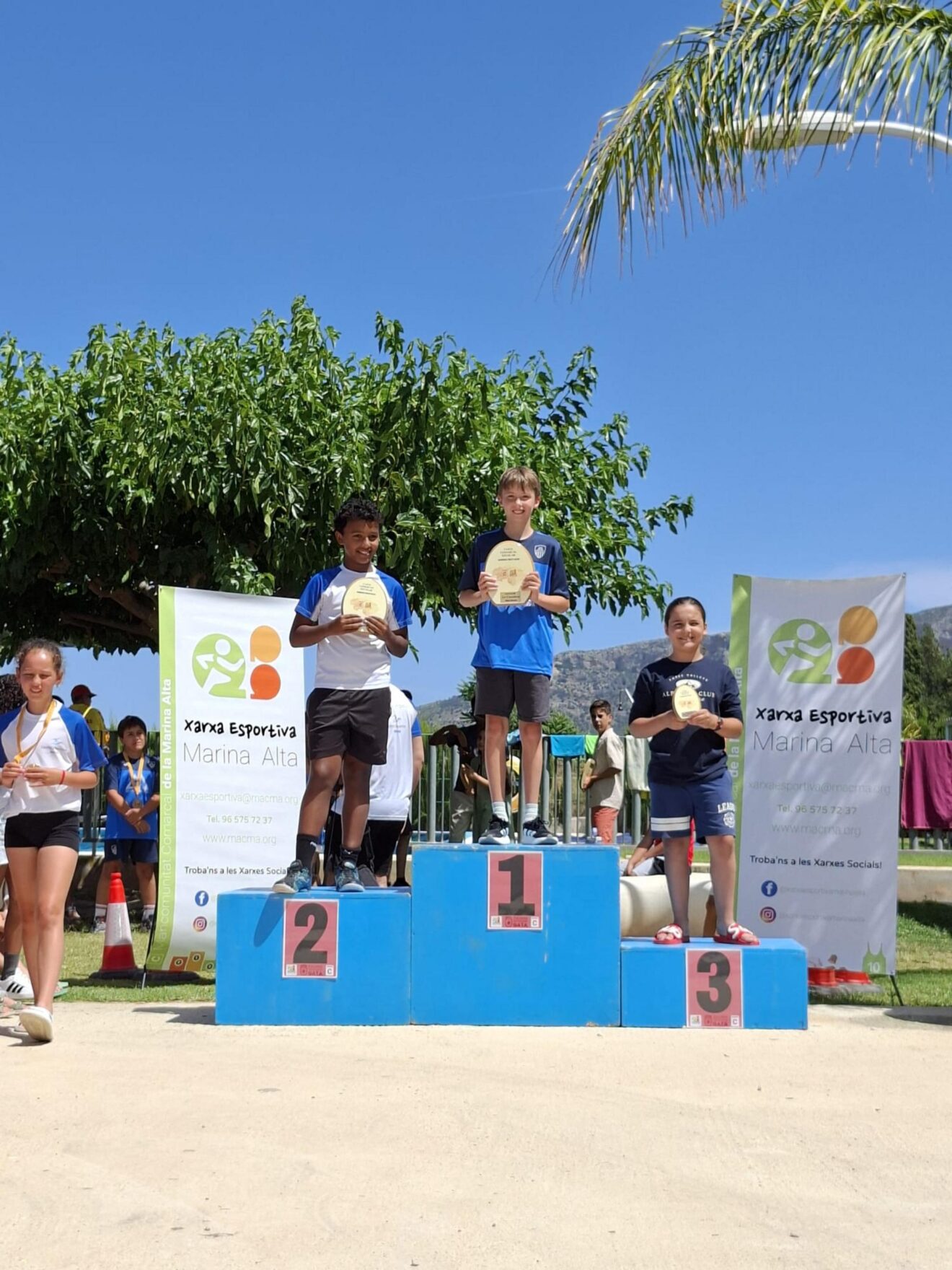 Entrega de trofeos en la clausura de las ligas escolares comarcales