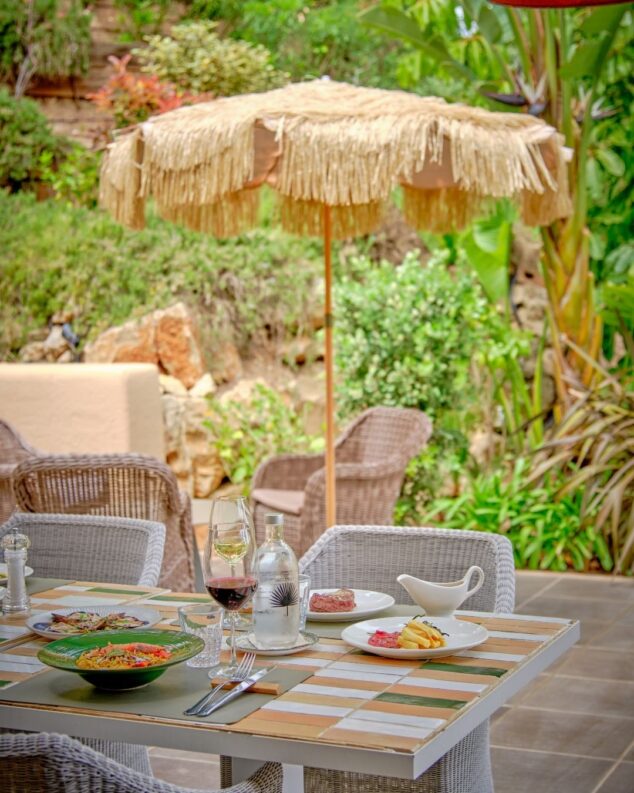 Donde el tiempo se detiene y el Mediterráneo se sirve plato a plato 19 comer al aire libre