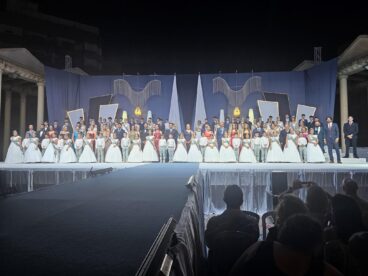 Comisión de Fiestas de Calp 2026 al completo en el escenario tras la gala