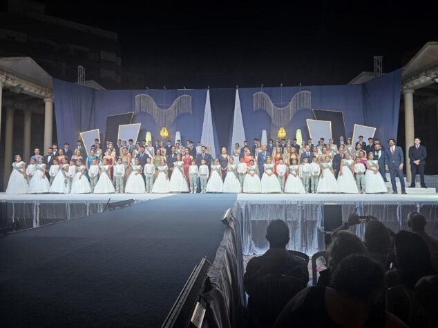 Imagen: Foto de grupo de la Comisión de Fiestas de Calp 2026 en un escenario de noche tras la gala.