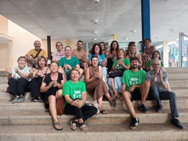 La comunidad educativa de la Marina Alta se moviliza en plena negociación con Conselleria por la inclusión 8 Grupo de personas, algunas con camisetas verdes de 'Estimem l'Escola Pública', sentadas en las escaleras del IES Xebic de Ondara.
