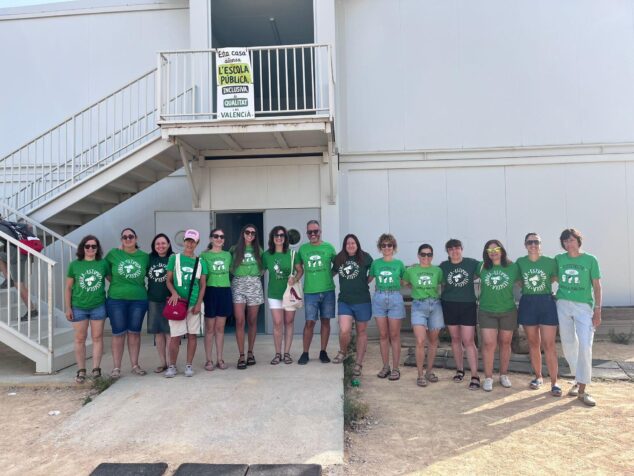 La comunidad educativa de la Marina Alta se moviliza en plena negociación con Conselleria por la inclusión 11 Grupo de personas con camisetas verdes y pancarta a favor de la escuela pública frente al CEIP Ausiàs March.