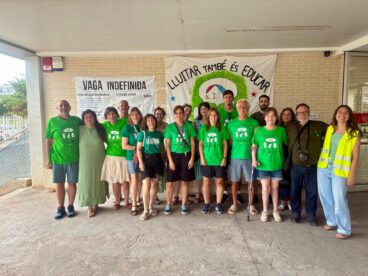Concentración por la educación pública en el IES Sorts de la Mar de Dénia