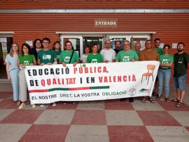 Concentración en el IES Historiador Chabàs de Dénia por la educación pública en valenciano