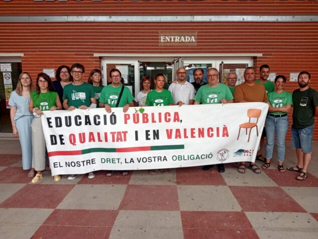 La comunidad educativa de la Marina Alta se moviliza en plena negociación con Conselleria por la inclusión 10 Grupo de personas frente al IES Historiador Chabàs de Dénia sosteniendo una pancarta que dice "Educació pública, de qualitat i en valencià".