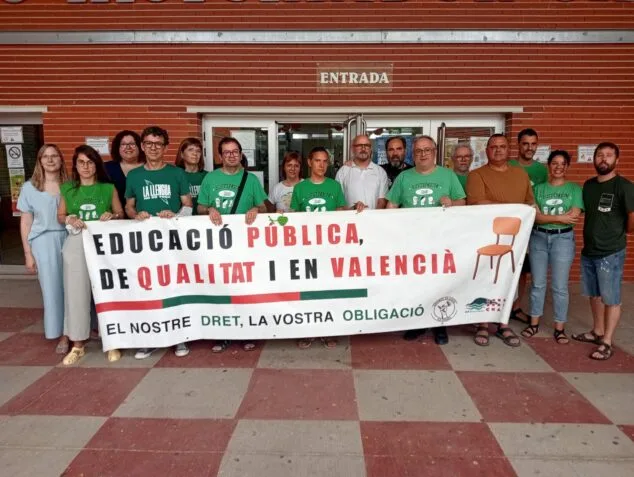 La comunidad educativa de la Marina Alta se moviliza en plena negociación con Conselleria por la inclusión 10 Grupo de personas frente al IES Historiador Chabàs de Dénia sosteniendo una pancarta que dice "Educació pública, de qualitat i en valencià".