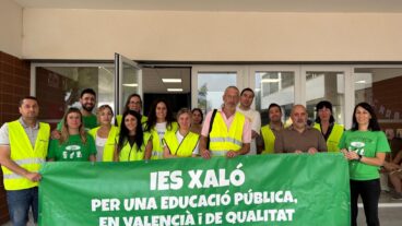 Concentración del IES Xaló por la educación pública