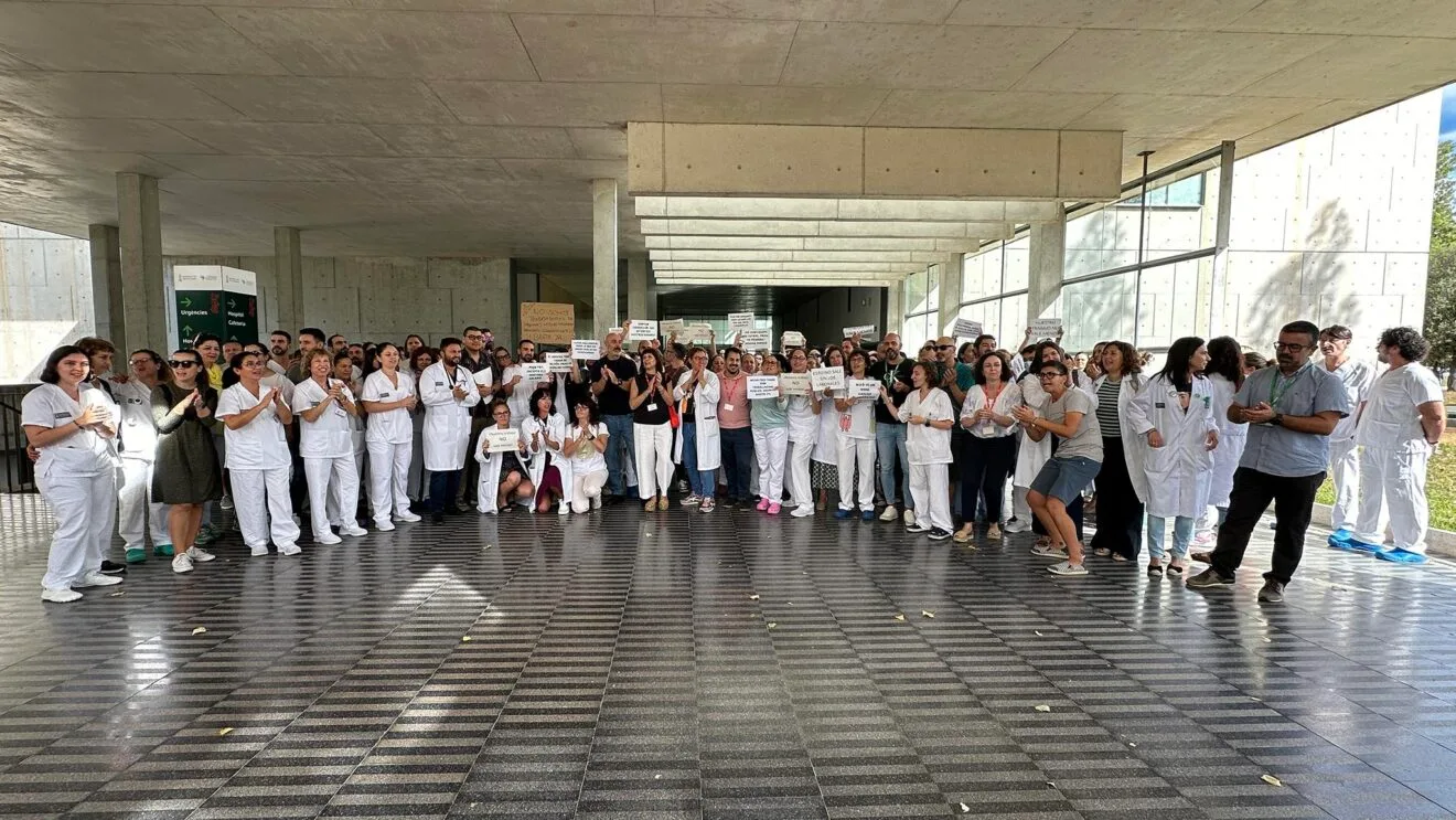 Concentración de personal sanitario en el Hospital de Dénia
